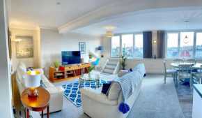 Scarborough Penthouse, private balcony, superb views, lift, reserved free parking